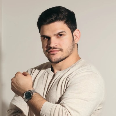 Anderson Braga, de blusa clara e relógio no pulso